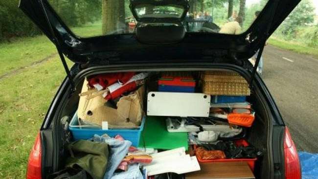 Volle open kofferbak van een auto, ter illustratie van de kofferbakmarkt in Vledder